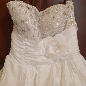 Wedding gown/ will except offers